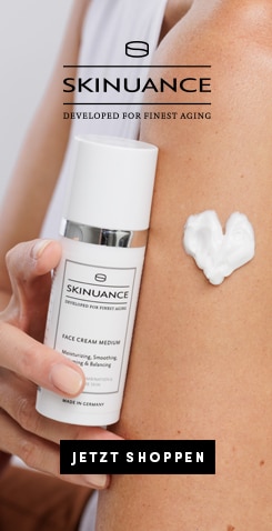 Skinuance Face Cream Medium in weißem Spender, Anti-Aging-Pflege mit Creme auf dem Arm, entwickelt für finest aging. 